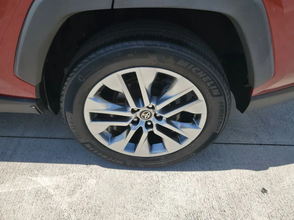 2022 Toyota RAV4 XLE Premium photo 7