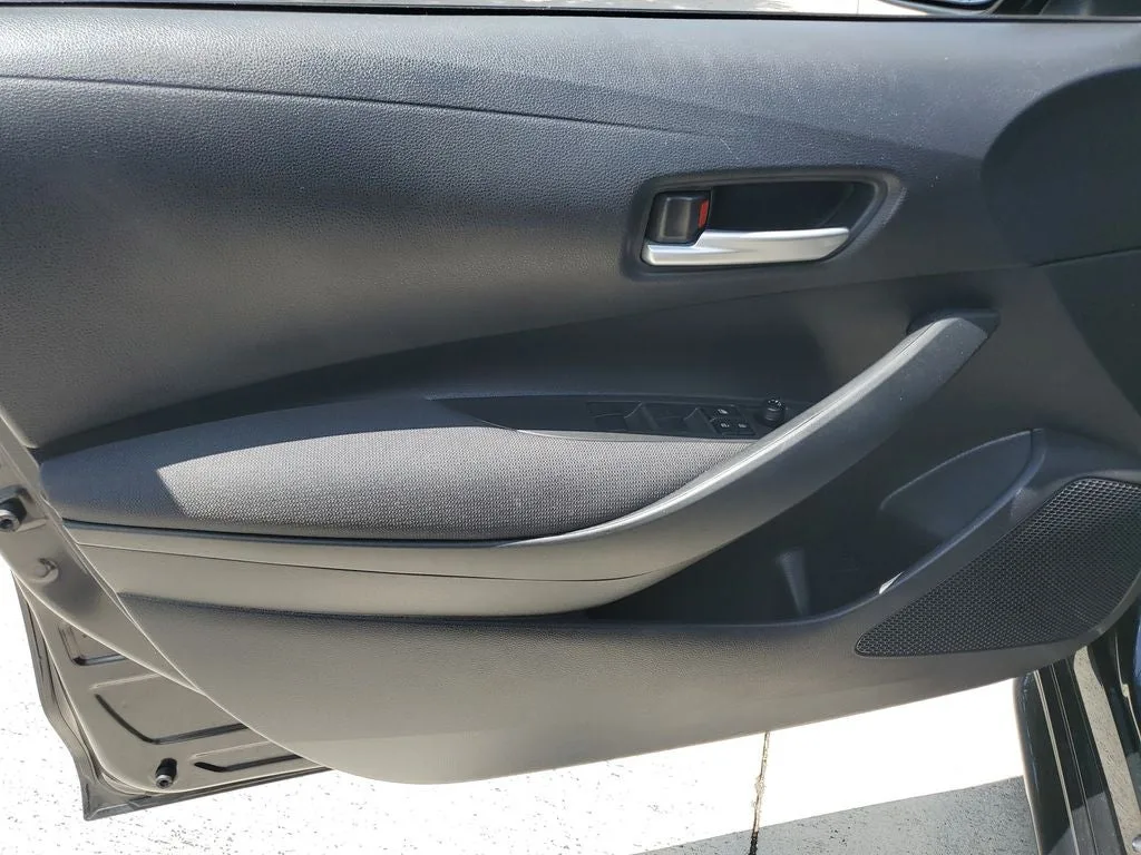 2021 Toyota Corolla LE photo 17