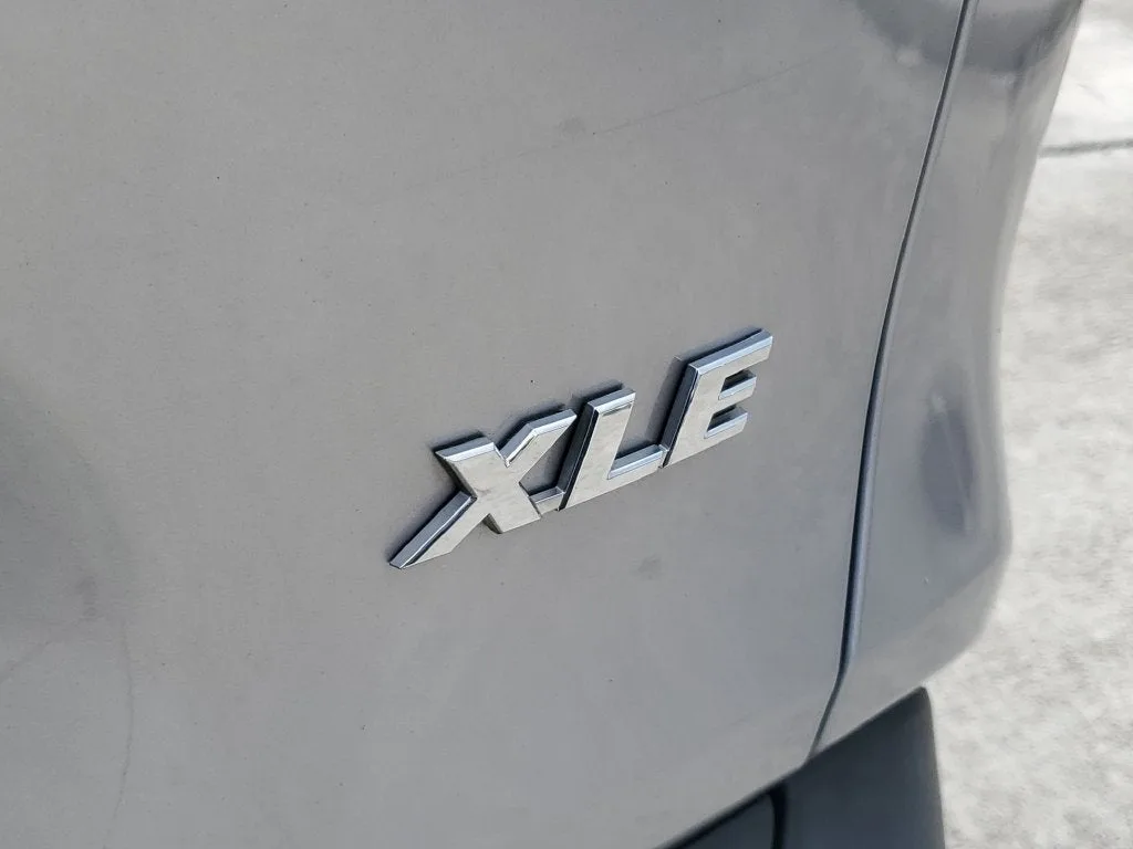 2023 Toyota RAV4 XLE Premium photo 9