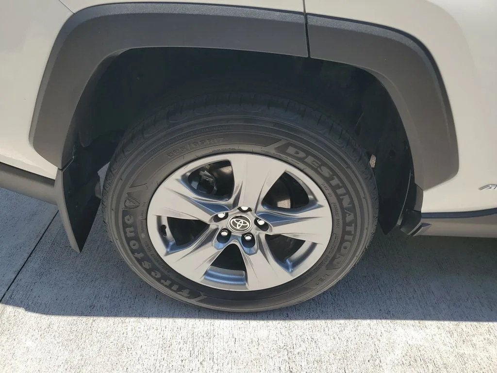 2025 Toyota RAV4 Hybrid LE photo 7