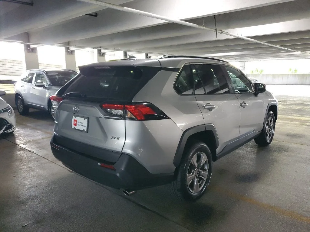 2025 Toyota RAV4 XLE photo 4