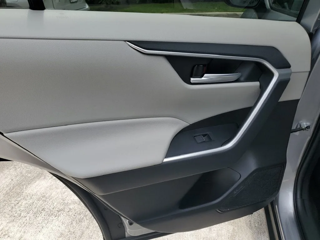 2023 Toyota RAV4 XLE Premium photo 12