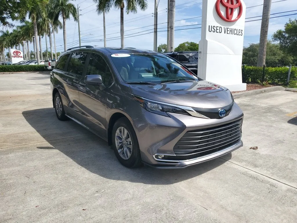 2024 Toyota Sienna XLE 8 Passenger photo 3