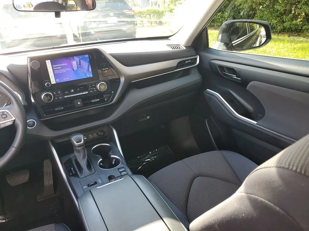 2024 Toyota Highlander LE photo 18
