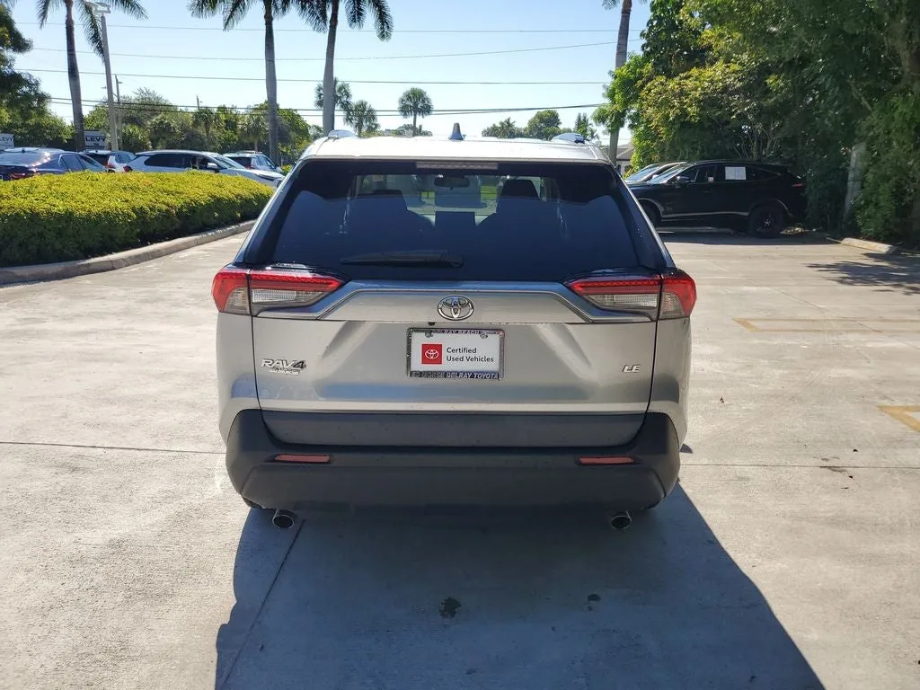 2021 Toyota RAV4 LE photo 5