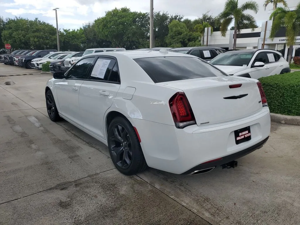 2023 Chrysler 300 Touring photo 6