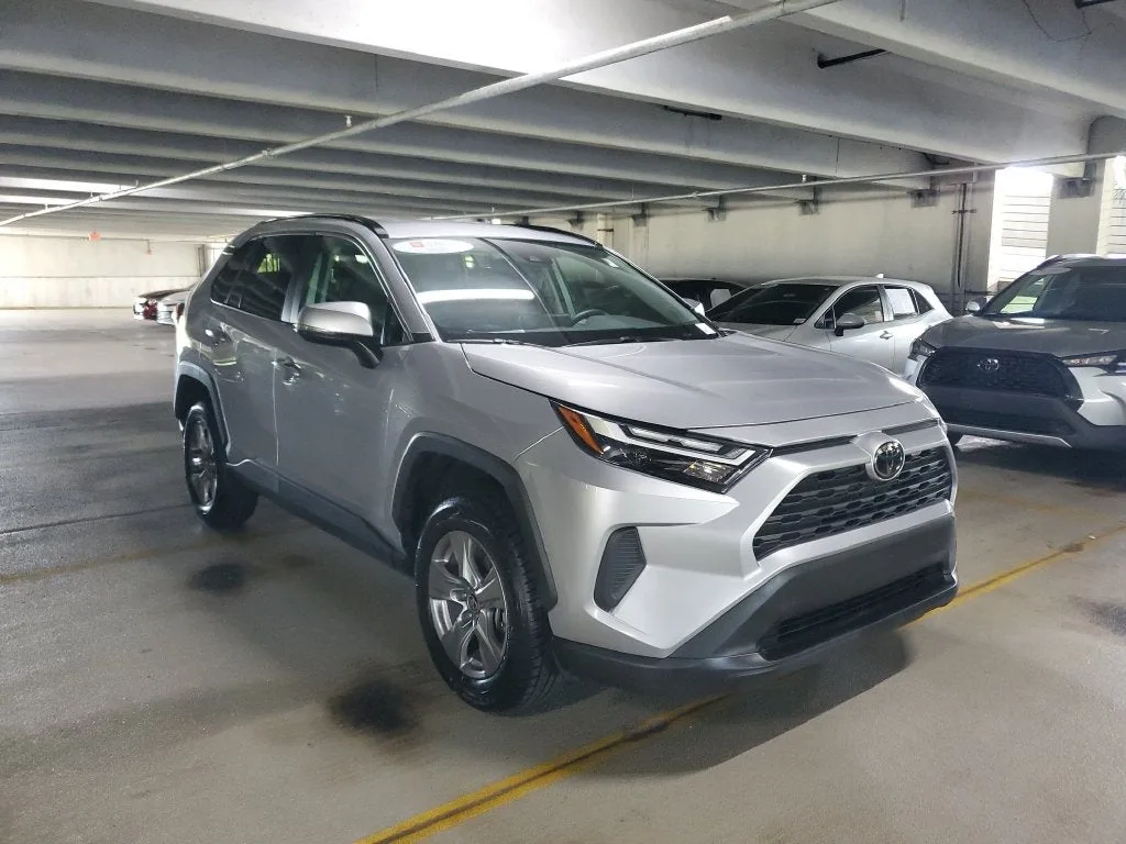 2025 Toyota RAV4 XLE photo 3