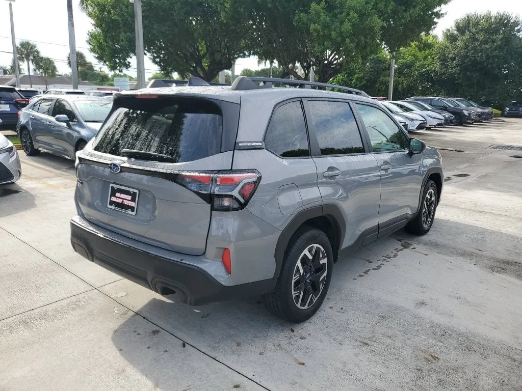 2025 Subaru Forester Premium photo 4