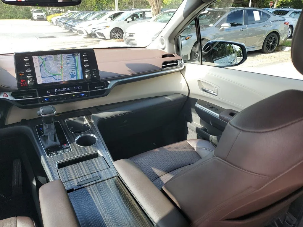 2023 Toyota Sienna Platinum 7 Passenger photo 18