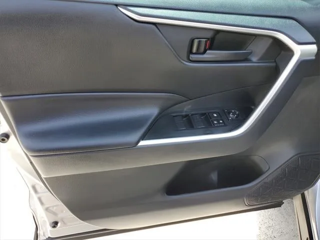 2024 Toyota RAV4 Hybrid LE photo 19