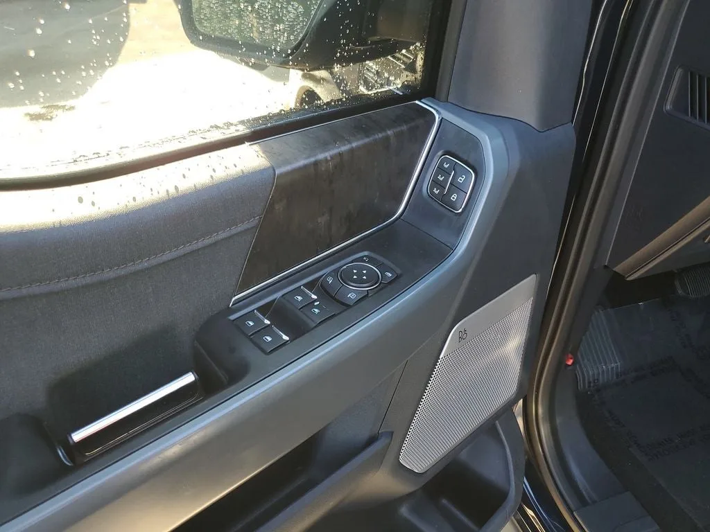 2022 Ford F-150 Lightning Lariat photo 17
