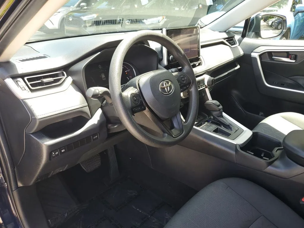 2024 Toyota RAV4 XLE photo 23