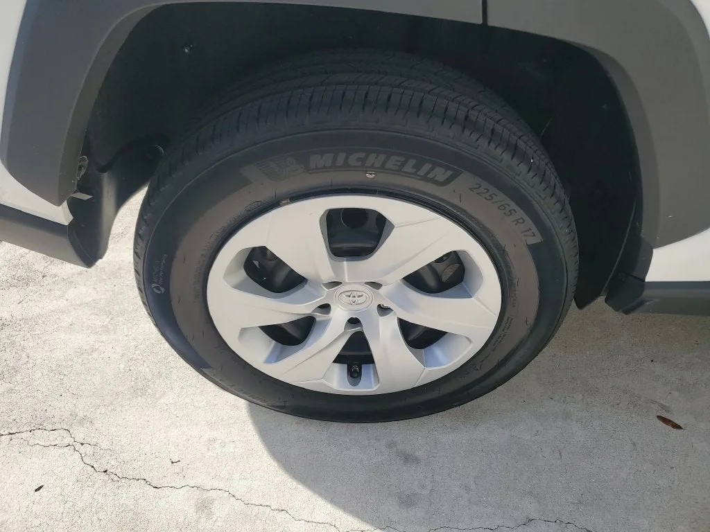 2024 Toyota RAV4 LE photo 5