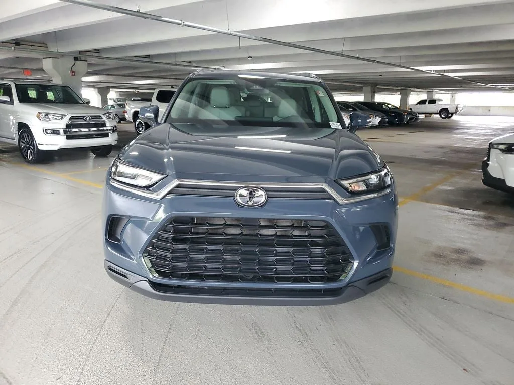 2025 Toyota Grand Highlander Hybrid XLE photo 2