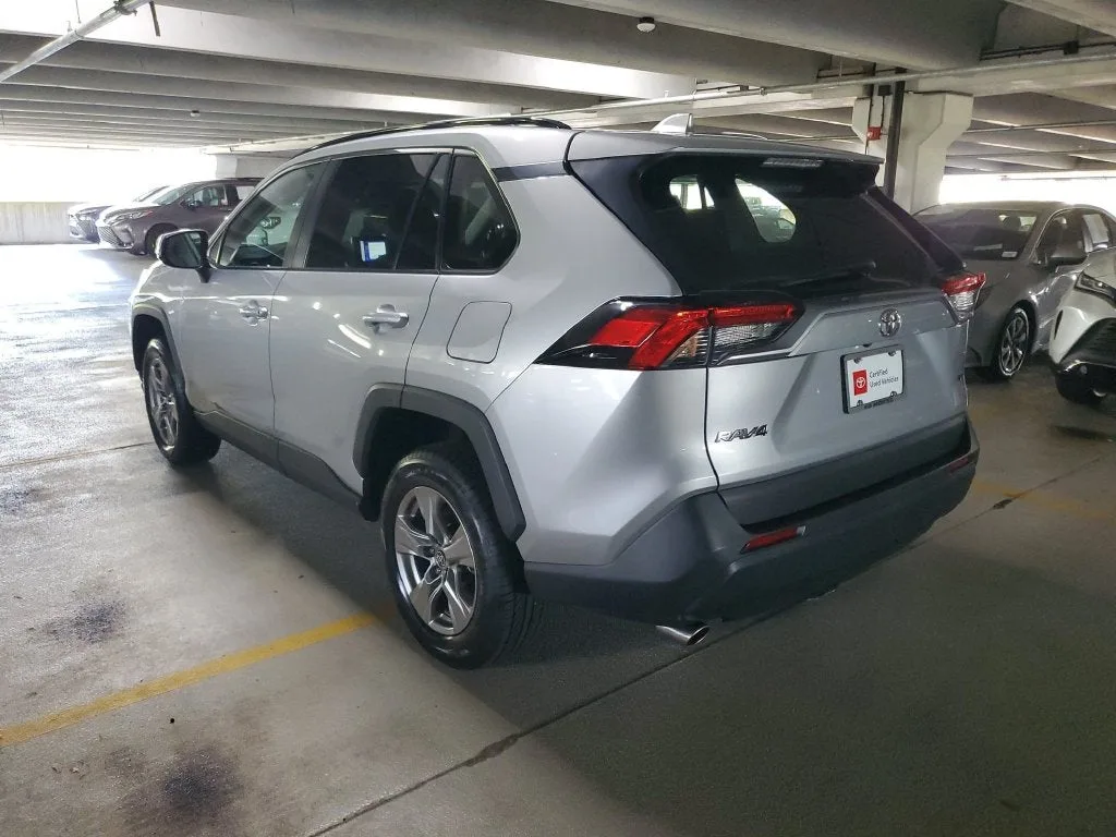 2025 Toyota RAV4 XLE photo 6