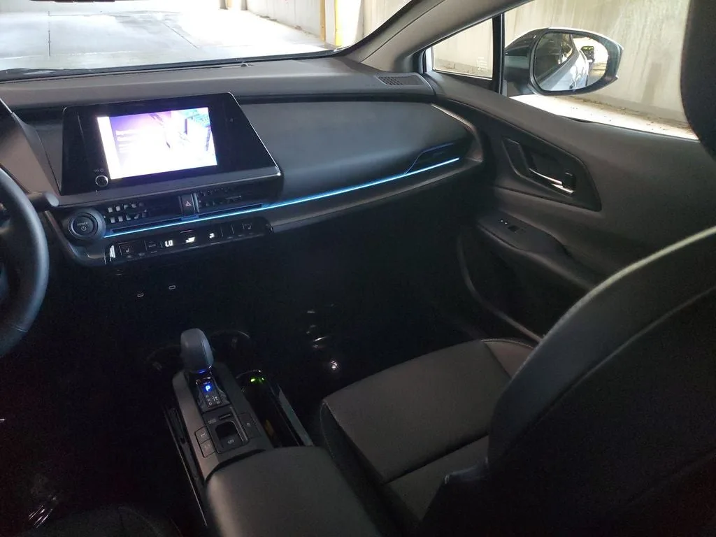 2024 Toyota Prius XLE photo 16