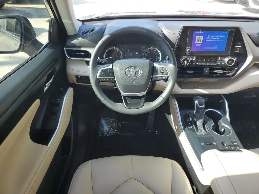 2025 Toyota Highlander XLE photo 15