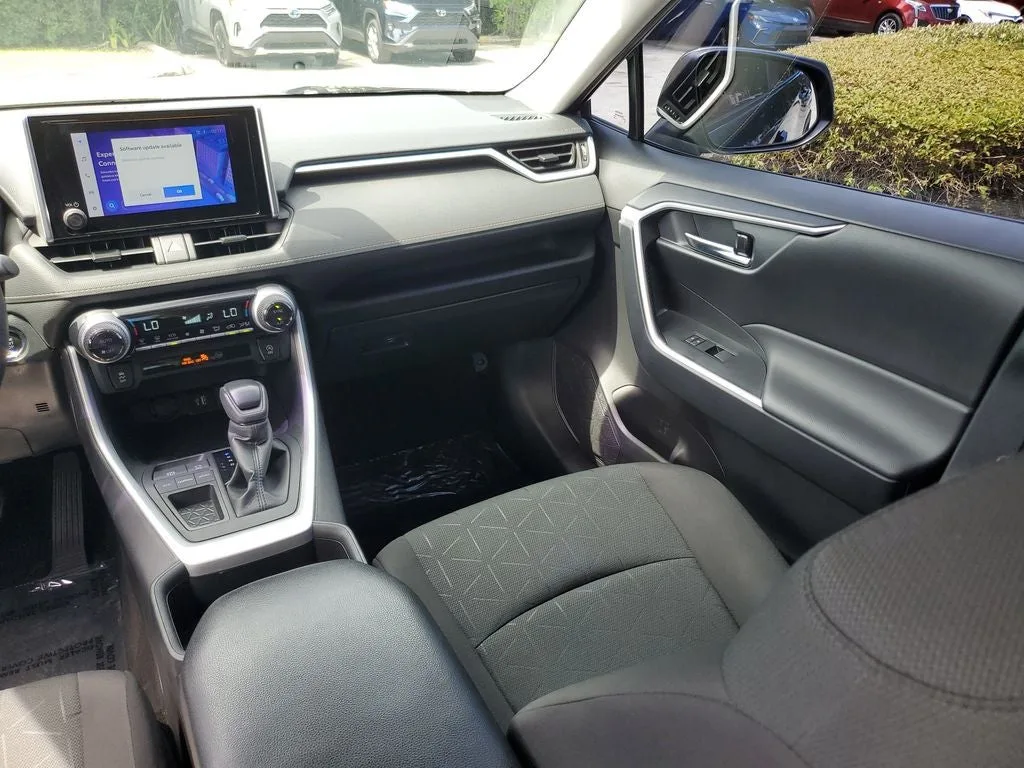 2024 Toyota RAV4 XLE photo 16