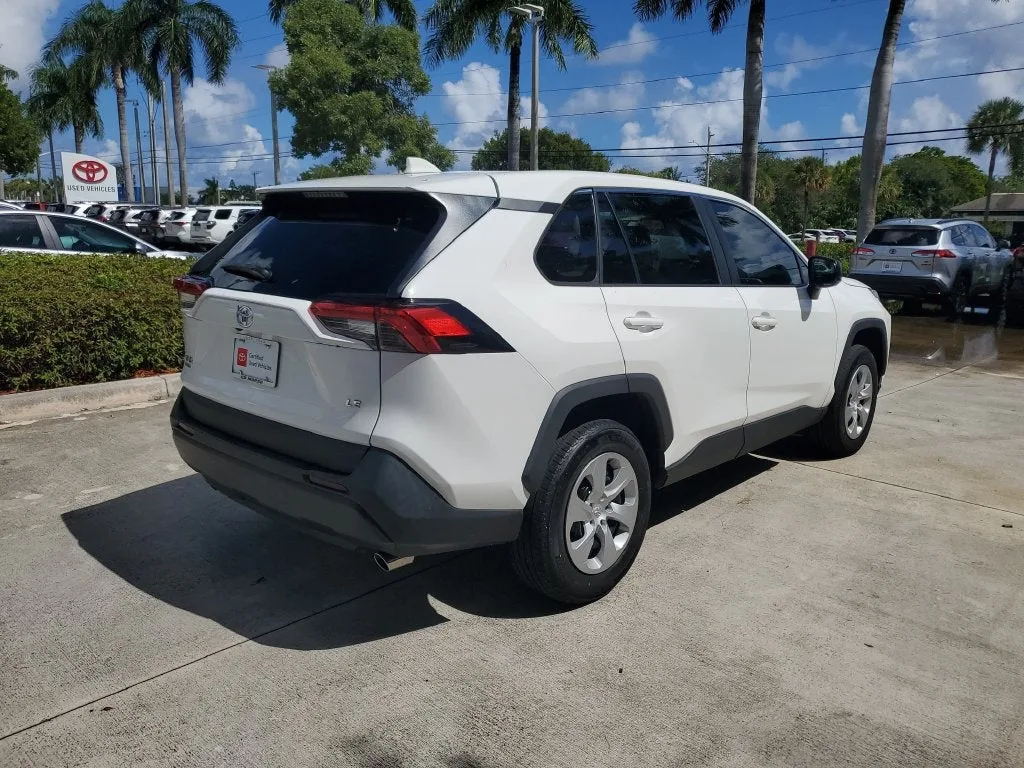 2024 Toyota RAV4 LE photo 6