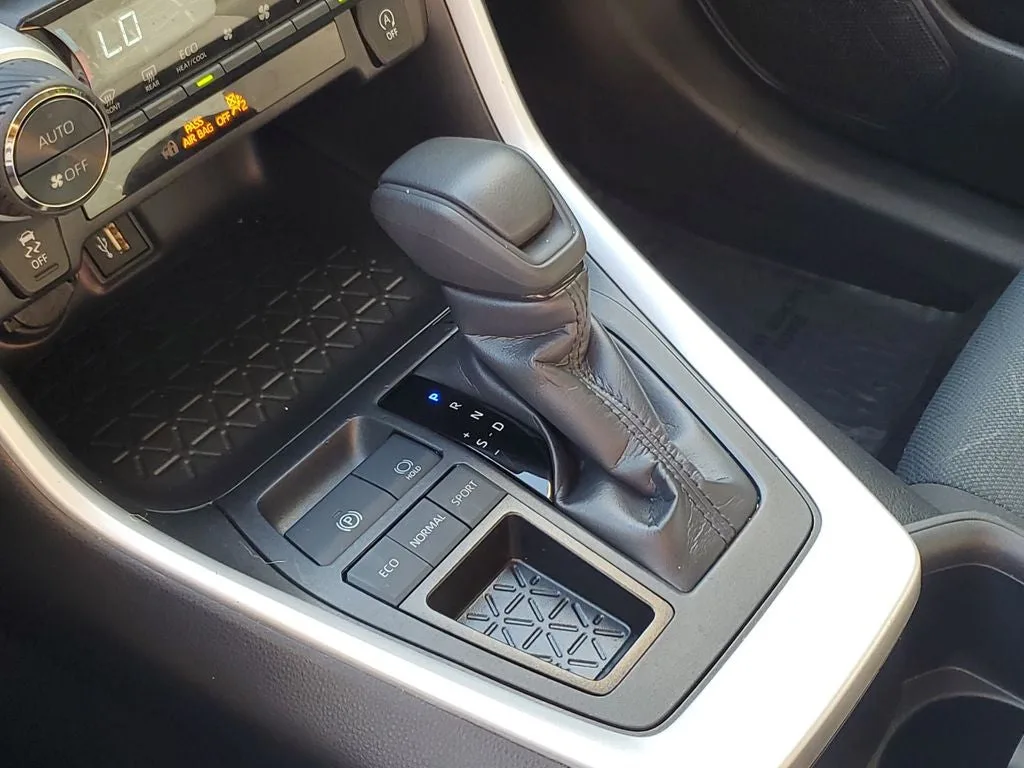 2025 Toyota RAV4 XLE photo 29
