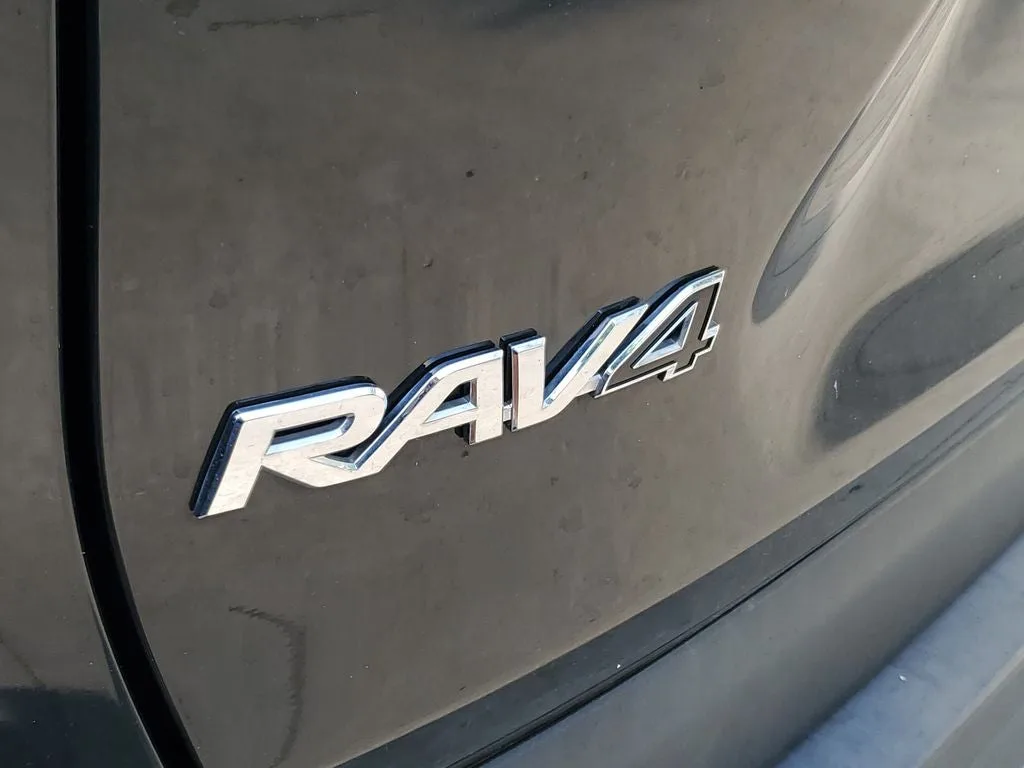 2022 Toyota RAV4 LE photo 4