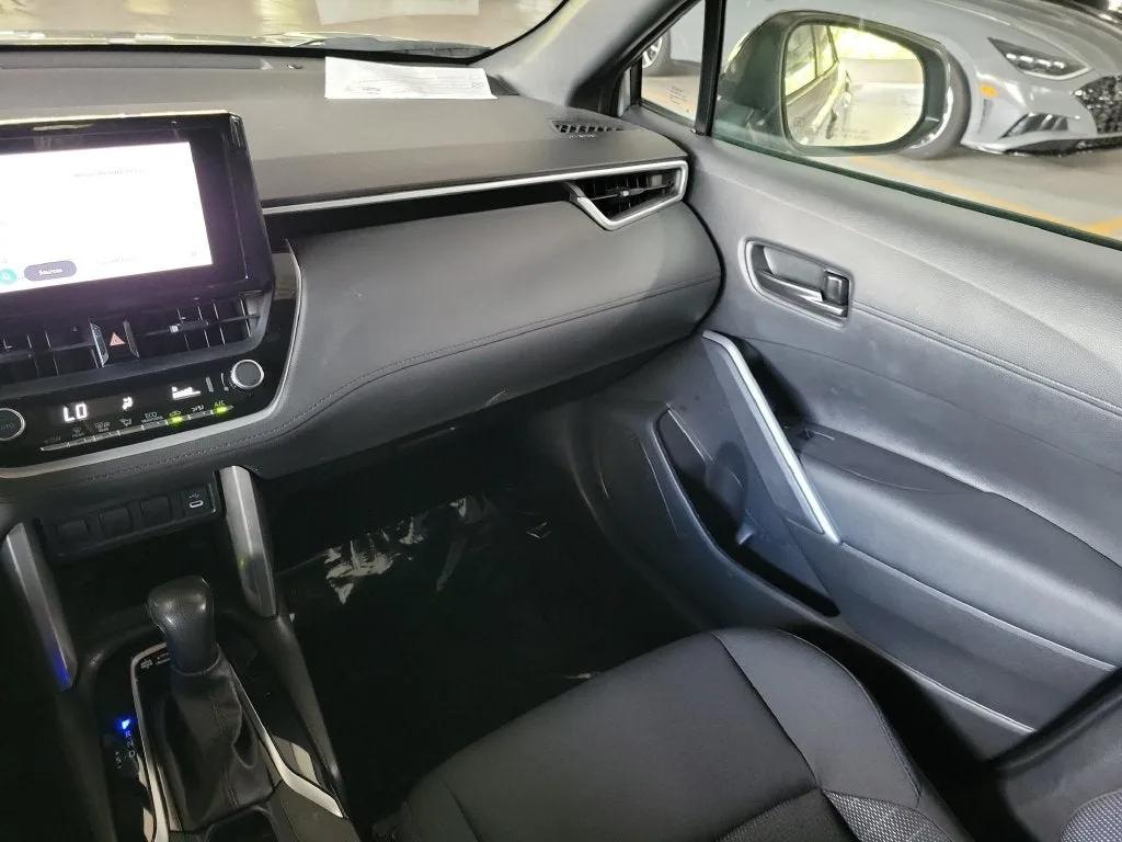 2024 Toyota Corolla Cross Hybrid SE photo 17
