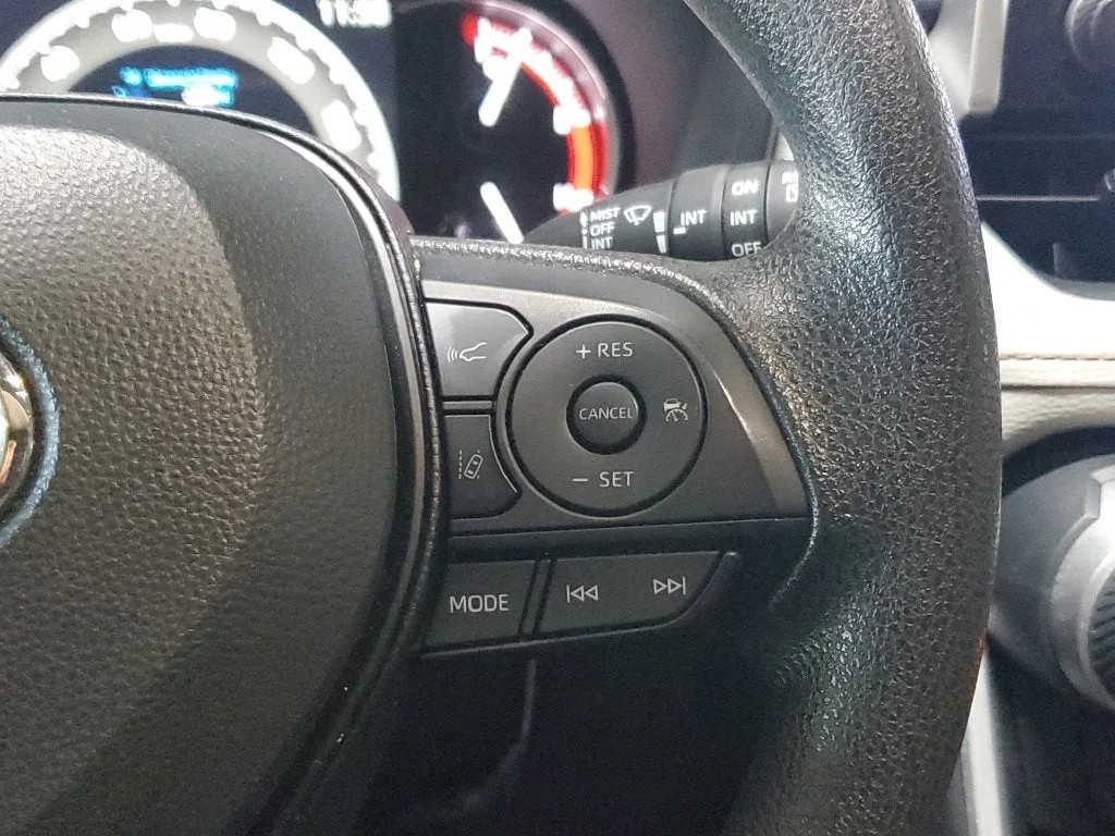 2025 Toyota RAV4 XLE photo 24
