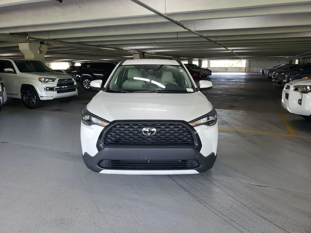 2024 Toyota Corolla Cross LE photo 2