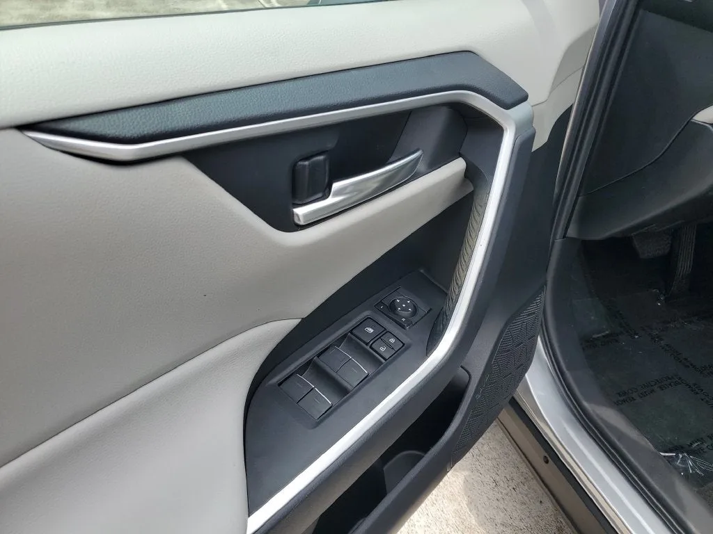 2023 Toyota RAV4 XLE Premium photo 20