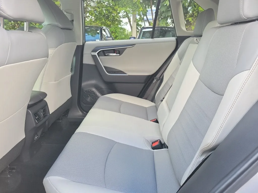 2023 Toyota RAV4 Hybrid Limited photo 14