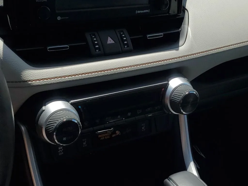 2021 Toyota RAV4 Hybrid XLE Premium photo 30