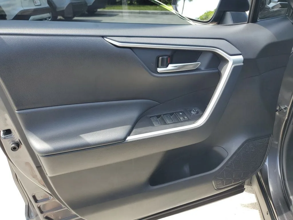 2024 Toyota RAV4 XLE photo 17