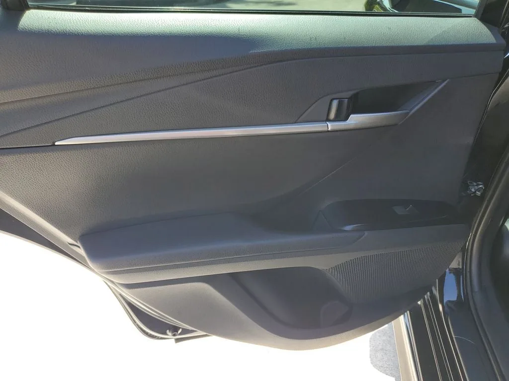 2025 Toyota Camry SE photo 9