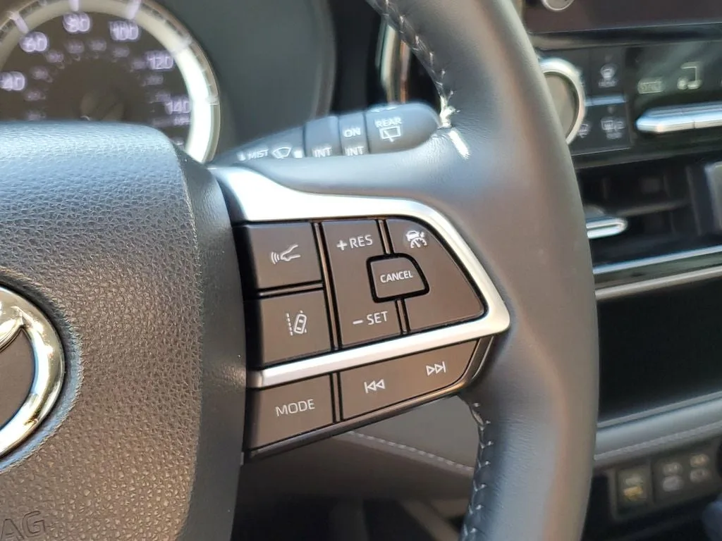 2024 Toyota Highlander LE photo 26