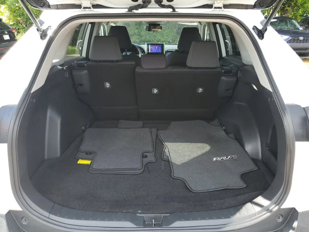 2025 Toyota RAV4 XLE photo 10