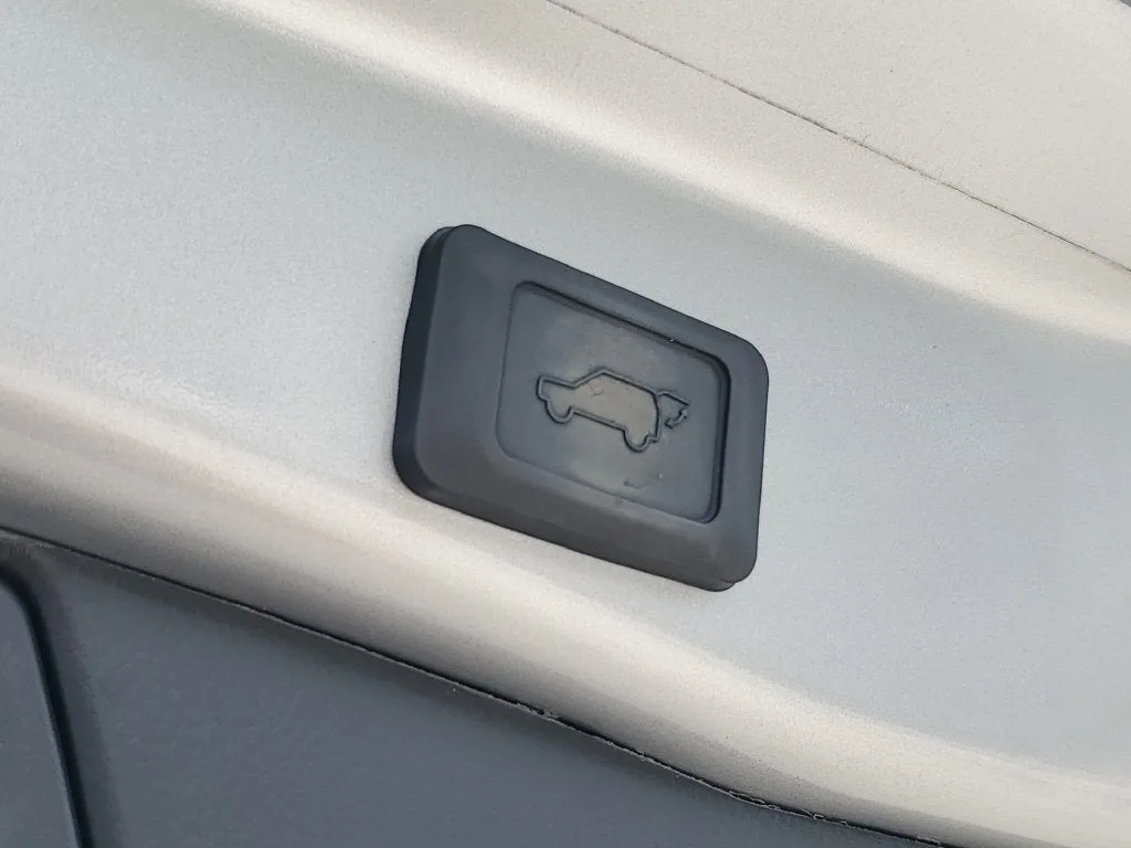 2023 Toyota RAV4 XLE Premium photo 11