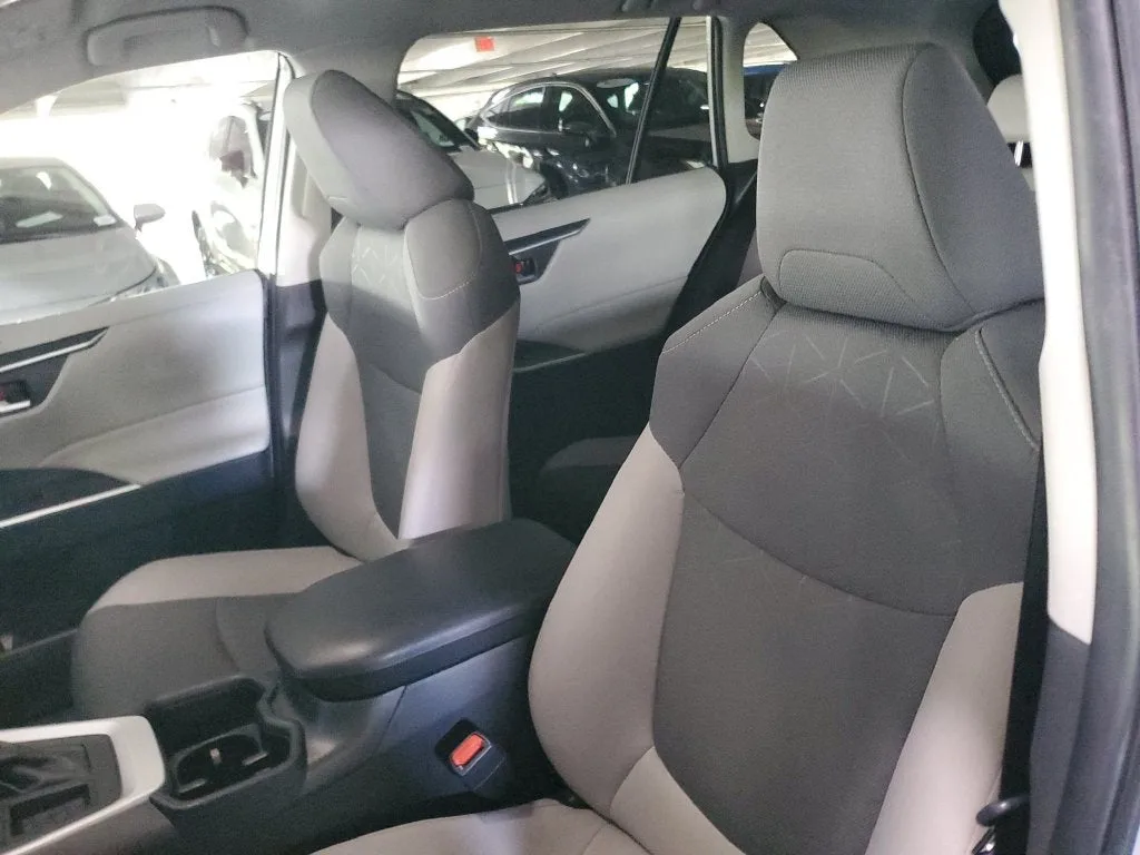 2025 Toyota RAV4 XLE photo 19