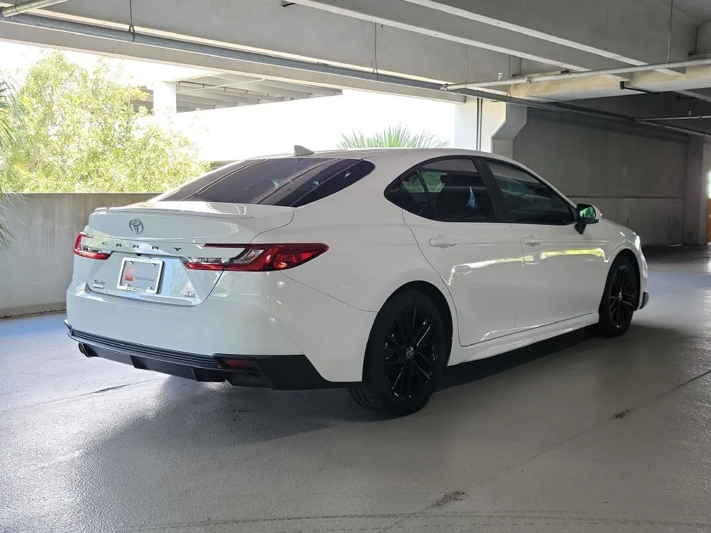 2025 Toyota Camry SE photo 4