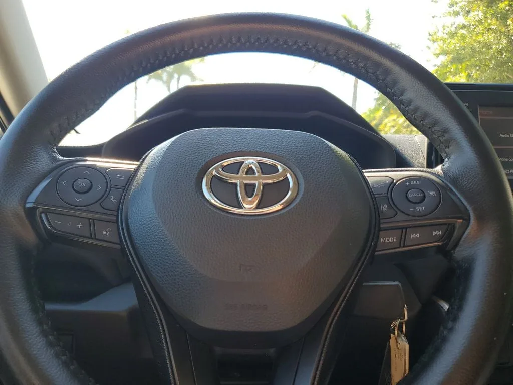 2021 Toyota RAV4 LE photo 22