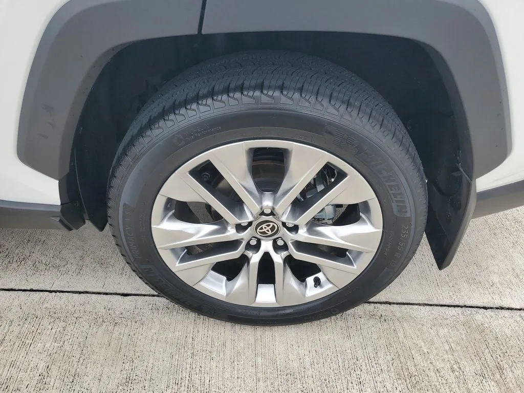2024 Toyota RAV4 XLE Premium photo 7