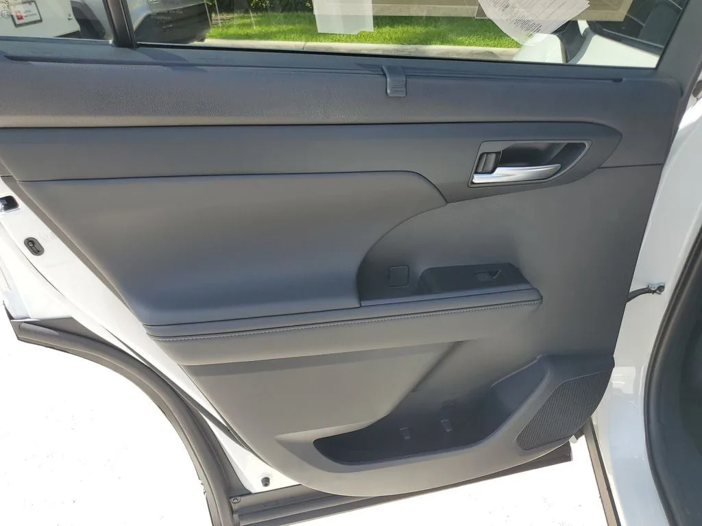 2026 Toyota Highlander Hybrid XLE photo 13