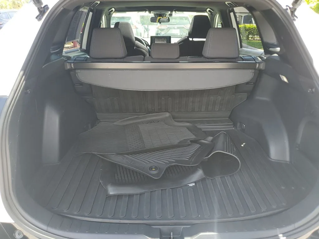 2022 Toyota RAV4 Hybrid SE photo 10