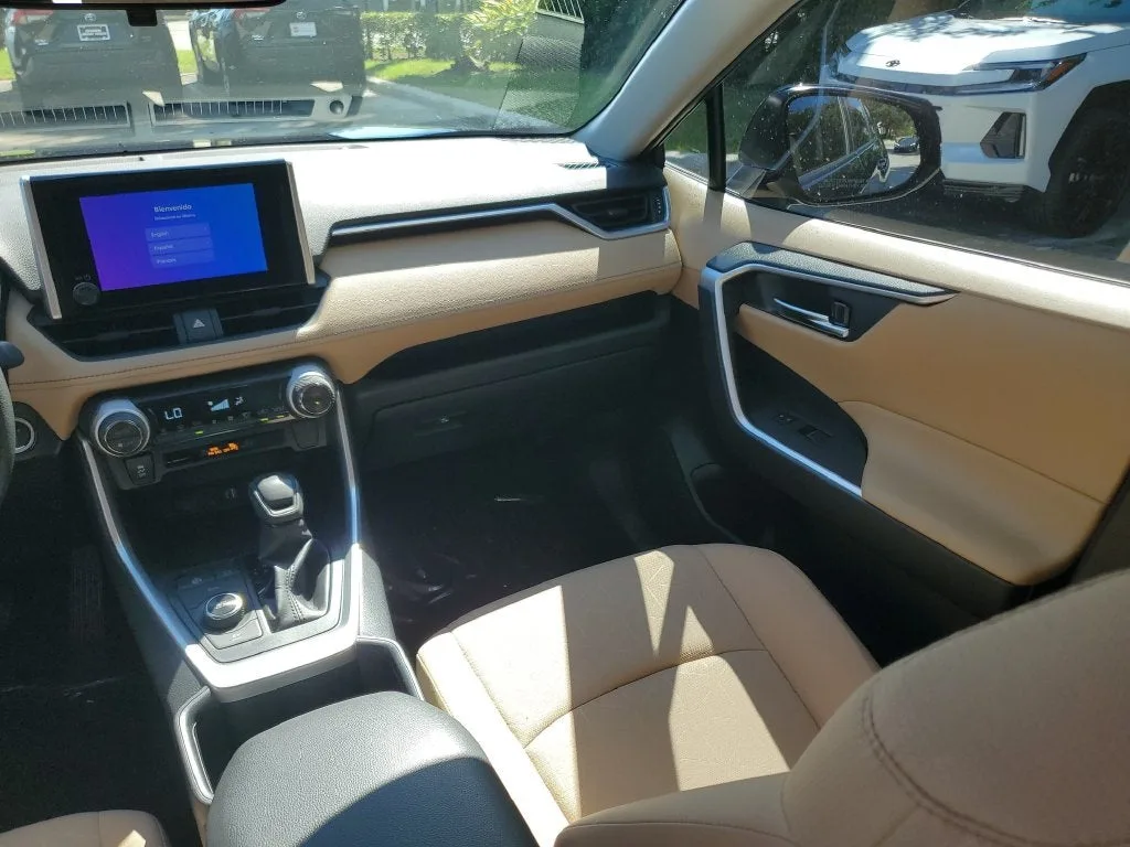 2024 Toyota RAV4 Hybrid XLE photo 16