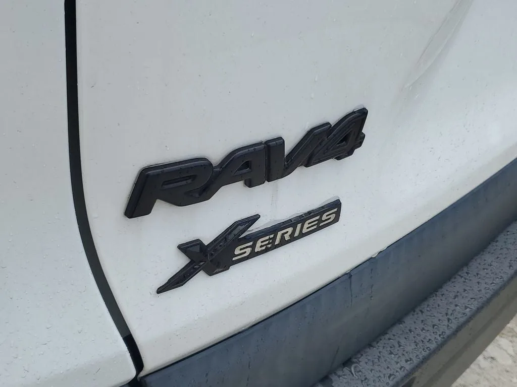 2022 Toyota RAV4 XLE photo 4