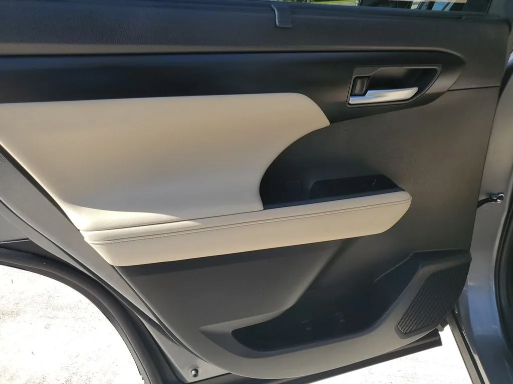 2025 Toyota Highlander XLE photo 12