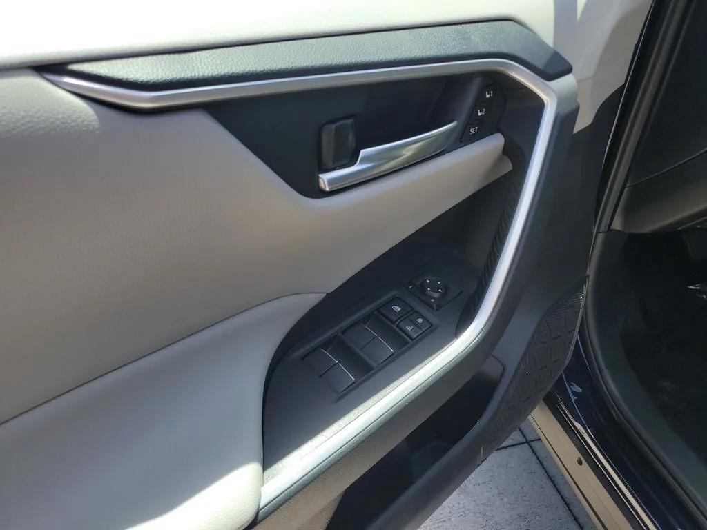 2021 Toyota RAV4 Hybrid XLE Premium photo 20