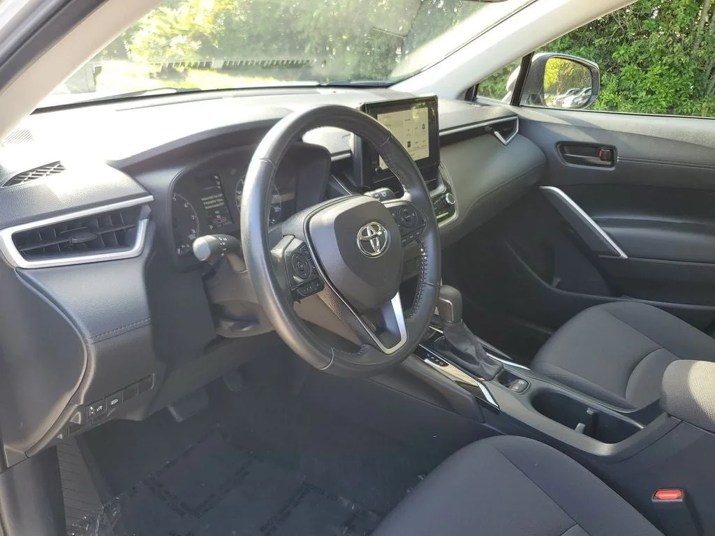 2024 Toyota Corolla Cross LE photo 21