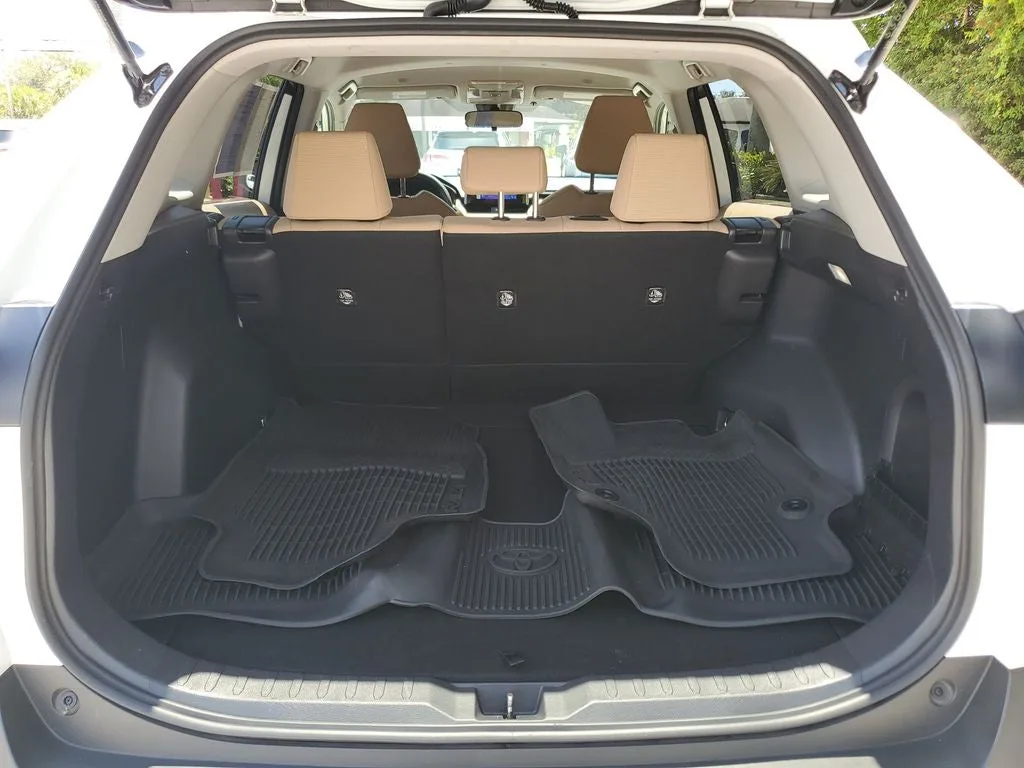 2025 Toyota RAV4 Hybrid LE photo 10