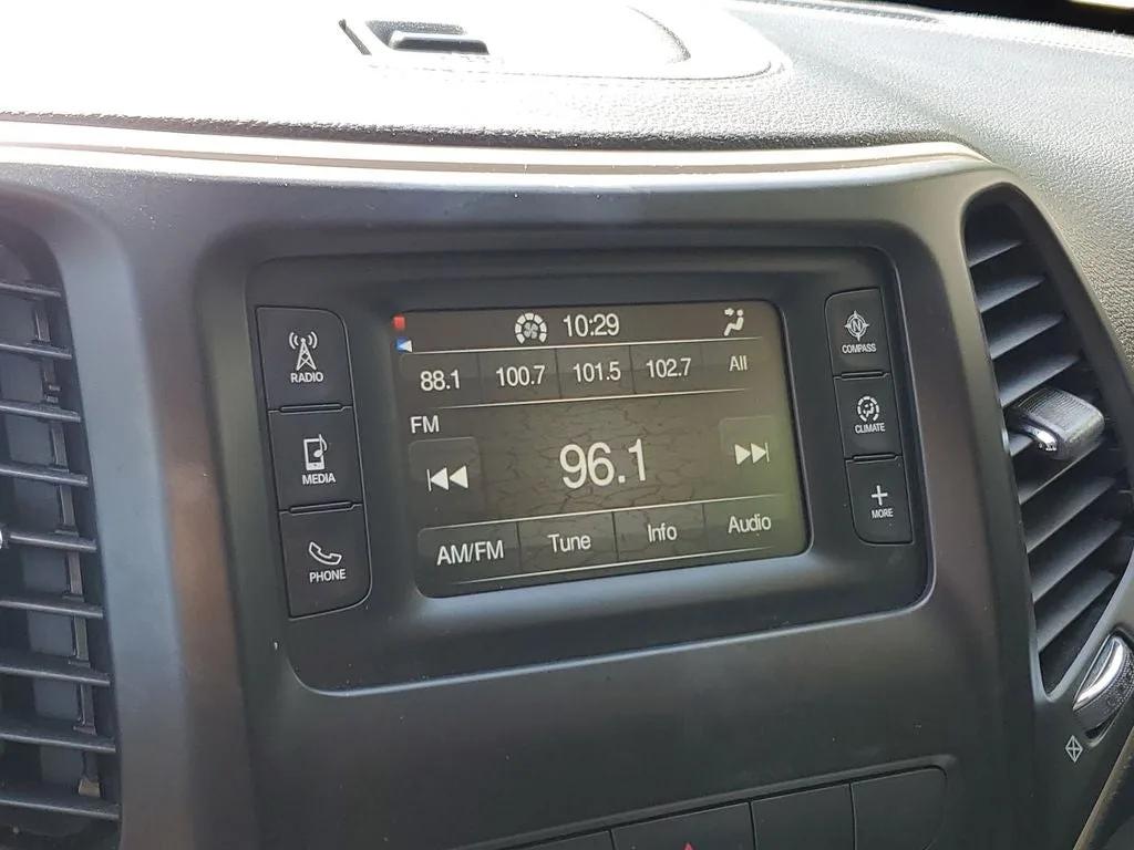 2015 Jeep Cherokee Latitude photo 26