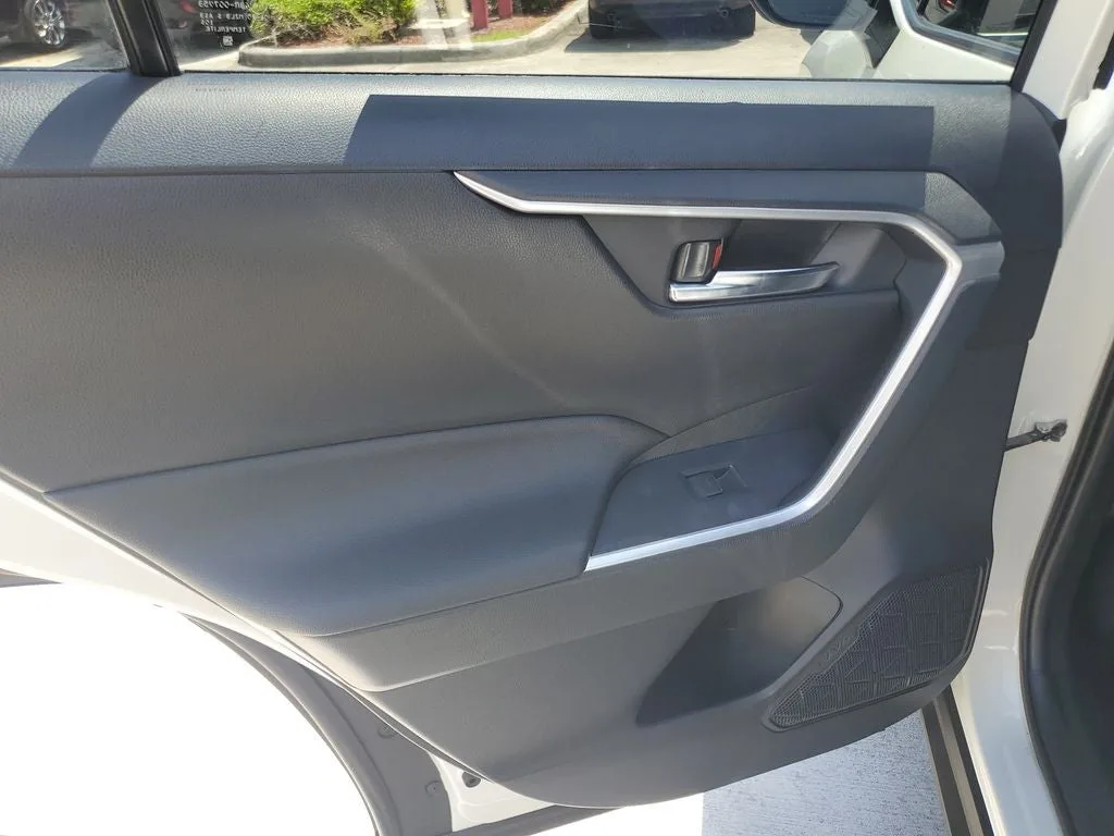 2022 Toyota RAV4 Hybrid SE photo 12